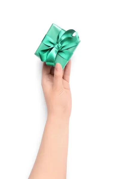 Vrouwelijke Hand Met Mooi Kerstcadeau Witte Achtergrond Close — Stockfoto