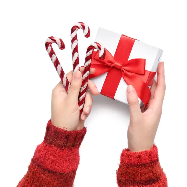 白い背景に隔離されたクリスマスの装飾およびギフト用の箱が付いている女性の手 クローズアップ — ストック写真