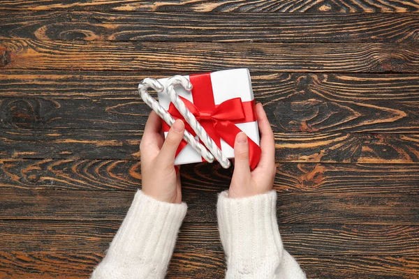 Γυναικεία Χέρια Κουτί Δώρου Και Όμορφα Χριστουγεννιάτικα Στολίδια Ξύλινο Φόντο — Φωτογραφία Αρχείου