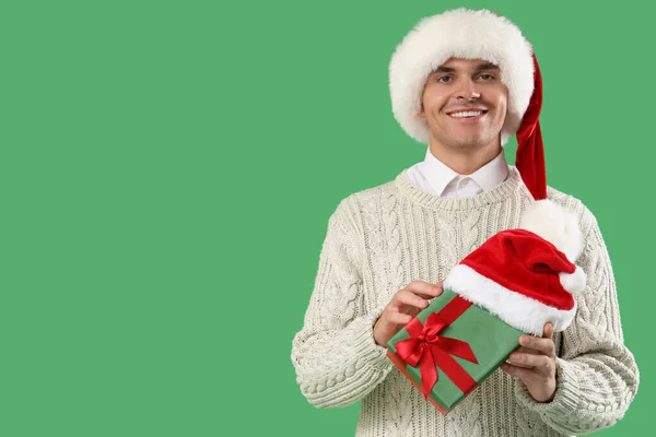 Yeşil Arka Planda Hediye Kutusu Olan Noel Baba Şapkalı Mutlu — Stok fotoğraf