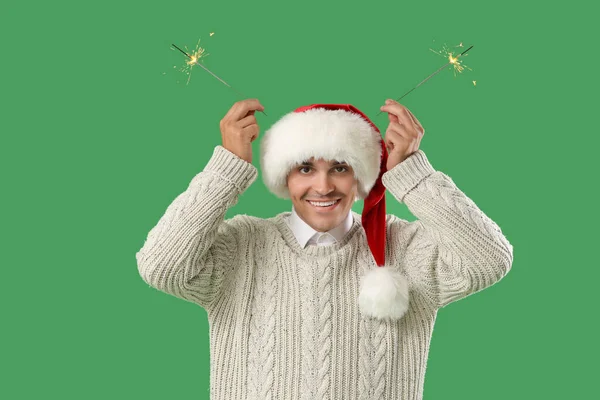 Šťastný Mladý Muž Santa Klobouk Jiskry Zeleném Pozadí — Stock fotografie