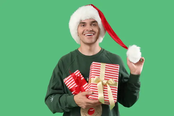 Joyeux Jeune Homme Dans Chapeau Père Noël Avec Des Boîtes — Photo