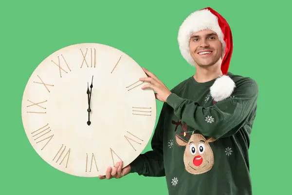 Glad Ung Man Santa Hatt Med Stor Klocka Grön Bakgrund — Stockfoto
