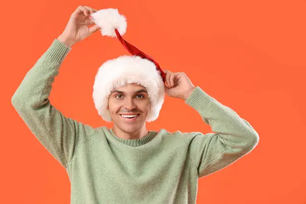 Joyeux Jeune Homme Chapeau Père Noël Sur Fond Orange — Photo