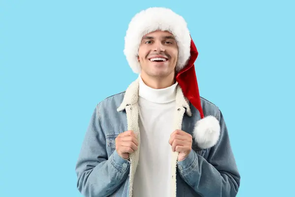 Glad Ung Man Santa Hatt Blå Bakgrund — Stockfoto