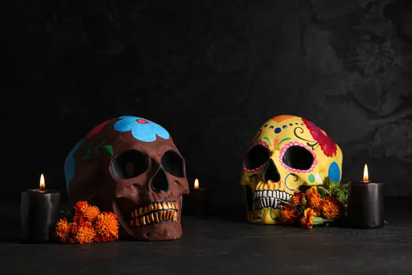 Goudsbloem Met Kaarsen Geschilderde Schedels Zwarte Achtergrond Viering Van Mexico — Stockfoto