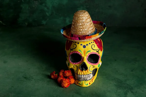 マリゴールドはソンブレロで花を咲かせ グラウンジグリーンの背景に頭蓋骨を塗りました メキシコの死者の日のお祝い ディア ムエルス — ストック写真