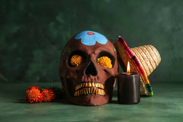 キャンドル ソンブレロ グラウンジグリーンの背景に頭蓋骨を描いたマリゴールドの花 メキシコの死者の日のお祝い ディア ムエルス — ストック写真