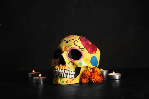 Goudsbloem Met Kaarsen Geschilderde Schedel Zwarte Achtergrond Viering Van Mexico — Stockfoto