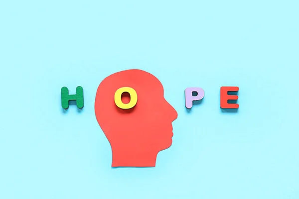 Papier Menschlicher Kopf Und Wort Hoffnung Aus Holzbuchstaben Auf Blauem — Stockfoto