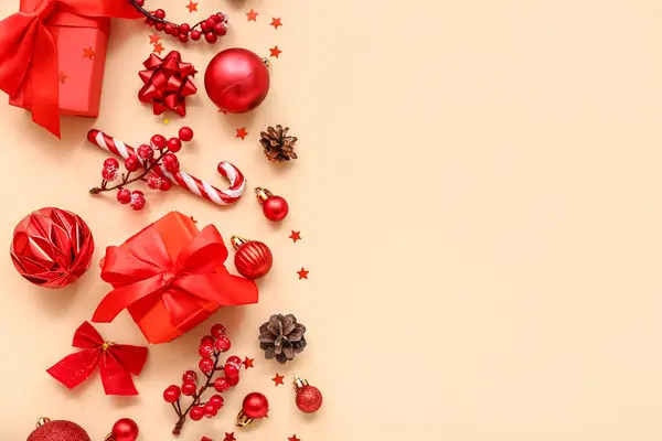 Όμορφα Χριστουγεννιάτικα Στολίδια Κουτιά Δώρων Και Καραμέλα Μπαστούνια Κόκκινο Φόντο — Φωτογραφία Αρχείου