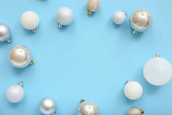 Mavi Arkaplanda Noel Toplarından Yapılmış Çerçeve — Stok fotoğraf