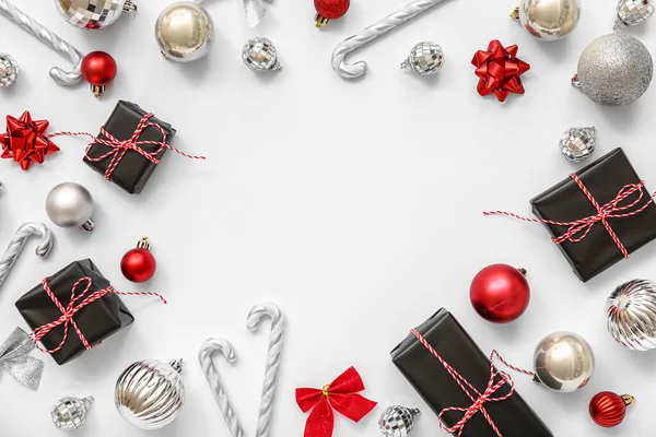 Noel balolarından yapılmış çerçeve hediye kutuları ve beyaz arka planda şeker kamışları