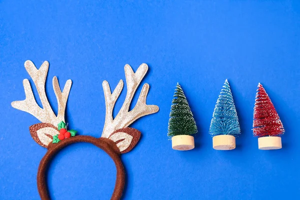 Roztomilé Vánoční Sobí Rohy Výzdobou Modrém Pozadí — Stock fotografie