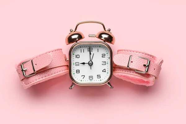 Reloj Despertador Con Esposas Sobre Fondo Rosa Tiempo Para Sexo —  Fotos de Stock