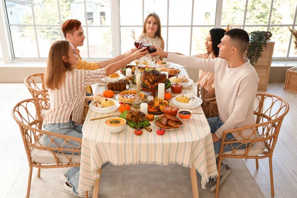 Группа Молодых Друзей Ужинает Праздничным Столом День Благодарения — стоковое фото