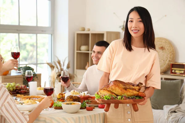 Mujer Asiática Joven Con Pavo Cenando Día Acción Gracias —  Fotos de Stock