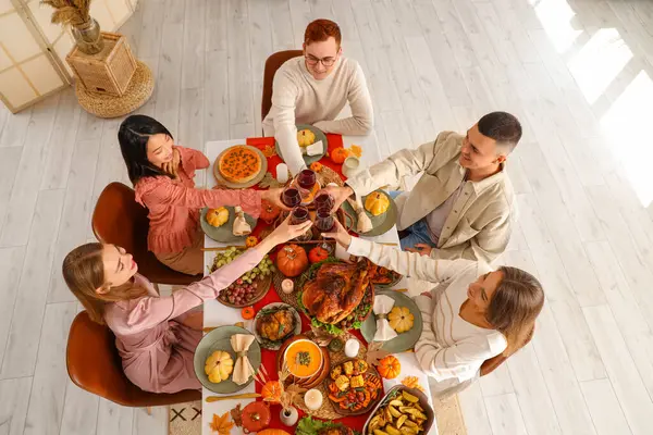 Gruppe Junger Freunde Beim Abendessen Erntedankfest Von Oben — Stockfoto