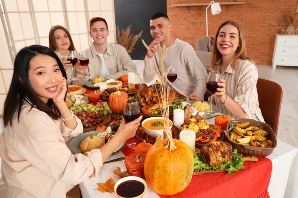 Grupo Jóvenes Amigos Cenando Mesa Festiva Día Acción Gracias —  Fotos de Stock