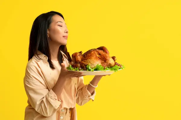 Jonge Aziatische Vrouw Met Lekkere Kalkoen Gele Achtergrond Thanksgiving Day — Stockfoto
