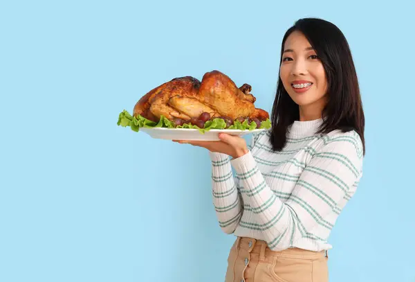 Jonge Aziatische Vrouw Met Lekkere Kalkoen Blauwe Achtergrond Thanksgiving Day — Stockfoto