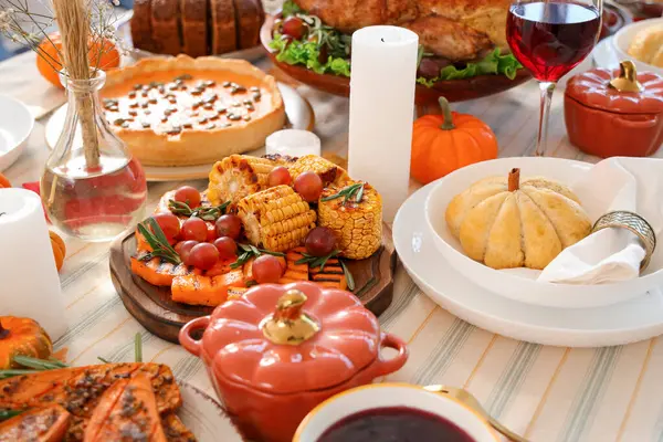 感謝祭の日のおいしい食べ物とお祝いのテーブルの設定 クローズアップ ストック写真