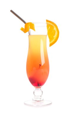 Beyaz arka planda bir bardak lezzetli mai tai kokteyli.