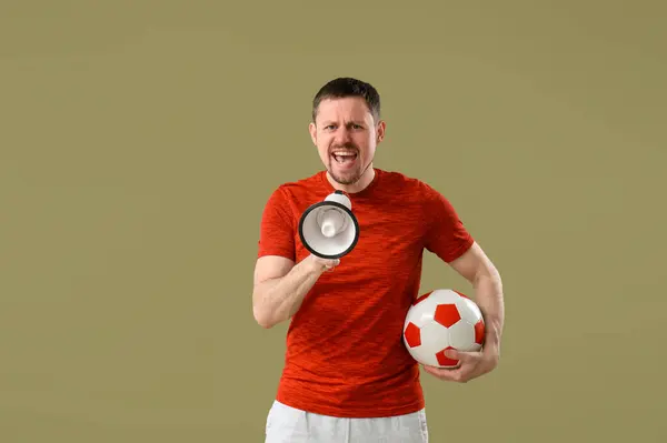 Uomo Con Pallone Calcio Megafono Sfondo Colori — Foto Stock