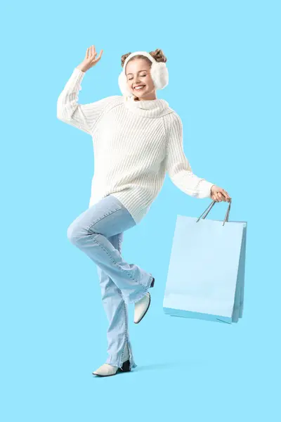 Happy Jonge Vrouw Warme Trui Pluizige Hoofdtelefoon Met Boodschappentassen Blauwe — Stockfoto