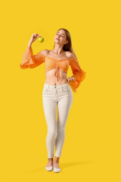 Piękna Młoda Kobieta Świeżym Jabłkiem Żółtym Tle Koncepcja Odchudzania — Zdjęcie stockowe