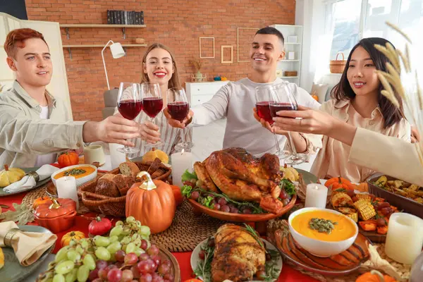感恩节那天 一群年轻的朋友在节日餐桌上大喝特喝 — 图库照片