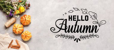 Açık arkaplanda Hello AUTUMN yazılı pankart, çiçekler ve balkabağı şeklinde çörekler
