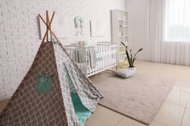 Bebek yatağı olan ve çadır kuran çocuk odasının modern iç tasarımı.