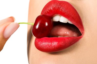 Kırmızı dudaklı güzel bir kadın ve beyaz arka planda kiraz, yakın plan.