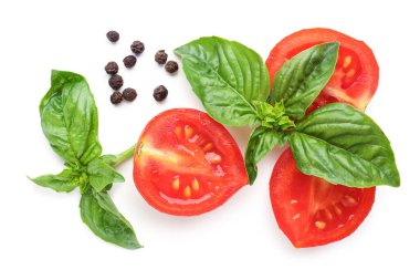 Taze fesleğen, kiraz domatesleri ve beyaz arka planda biber.