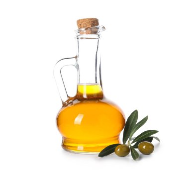 Beyaz arka planda bir sürahi taze zeytinyağı