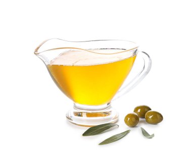 Beyaz arka planda taze zeytinyağı sosu.