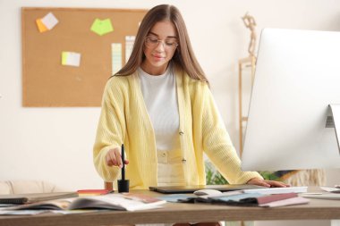 Ofiste çalışan kadın iç mimar.