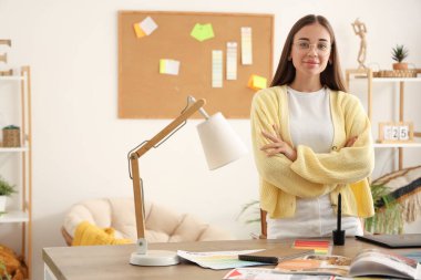 Ofiste çalışan kadın iç mimar.