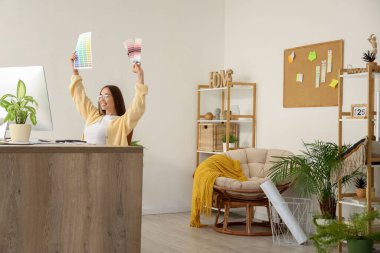 Ofisteki masada renk paletleri ile çalışan kadın iç mimar