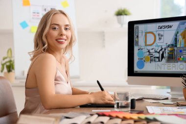 Ofiste grafik tabletle çalışan kadın iç mimar