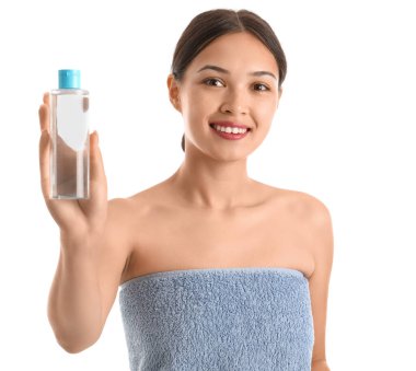 Beyaz arka planda bir şişe mikiler suyu olan genç Asyalı kadın.