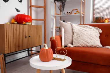 Cadılar Bayramı için dekoratif balkabaklı mumlar oturma odasında.