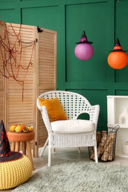 Cadılar Bayramı için koltukla dekore edilmiş oturma odasının içi.