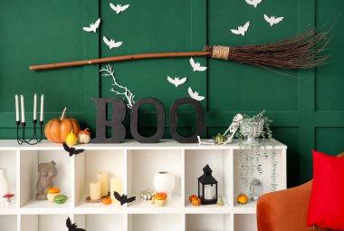 Cadılar Bayramı için dekore edilmiş oturma odasının içinde raf ünitesi var.