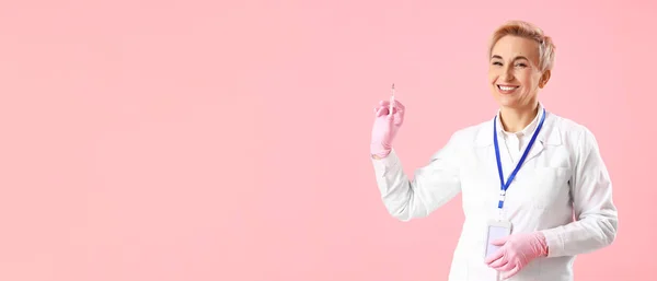 Érett Női Orvos Kezében Fecskendő Rózsaszín Háttérrel Helyet Szöveges Védőoltás — Stock Fotó