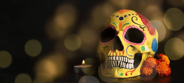 テキストのためのスペースが付いている暗い背景の頭蓋骨 ろうそくおよびマリゴールドの花を塗りました メキシコの死者の日のお祝い ディア ムエルス — ストック写真