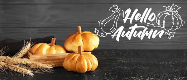 Yazılı afiş Hello AUTUMN ve balkabağı şekilli çörekler