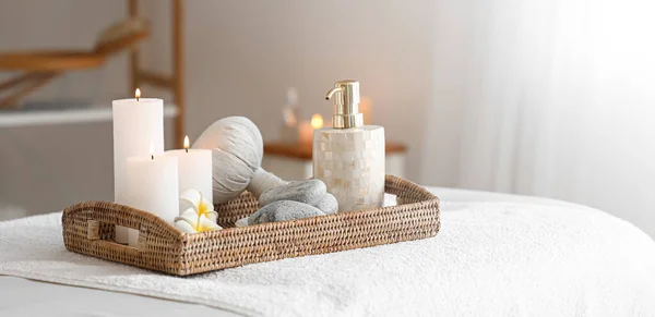 Brennende Kerzen Massagesteine Kräuterbeutel Und Blumen Wellnessbereich — Stockfoto