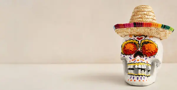 Festett Koponya Körömvirágokkal Sombrero Világos Háttérrel Szöveges Szöveggel Mexikó Holtak — Stock Fotó